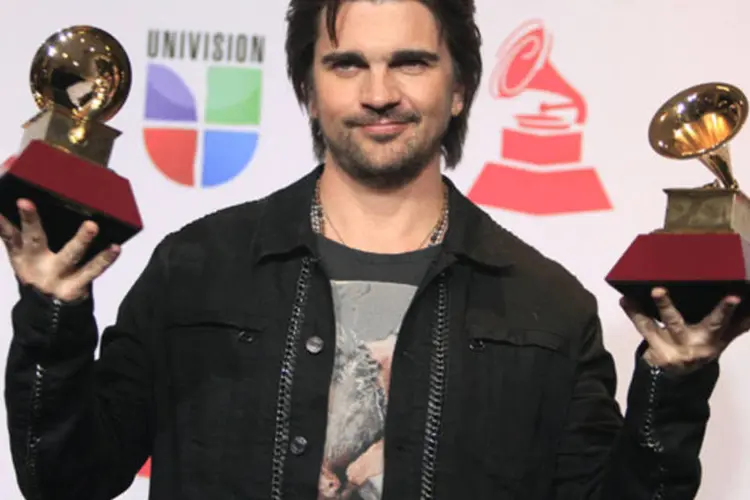Juanes posa com os prêmios de melhor vídeo musical em formato longo e de álbum do ano por seu "MTV Unplugged" (Steve Marcus/Reuters)
