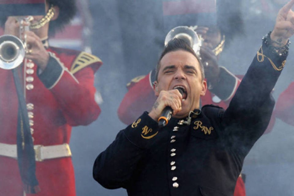 Cantor Robbie Williams acende as luzes do Natal de Londres