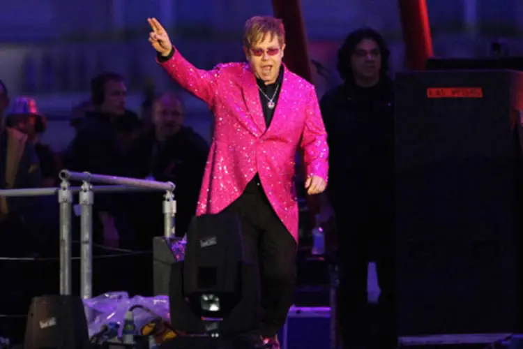 
	Um dos sete astros mundiais a vender mais de 300 milh&otilde;es de discos no mundo, Elton chega no momento especial de uma carreira que reflete suas conquistas pessoais
 (Dan Kitwood/Getty Images)