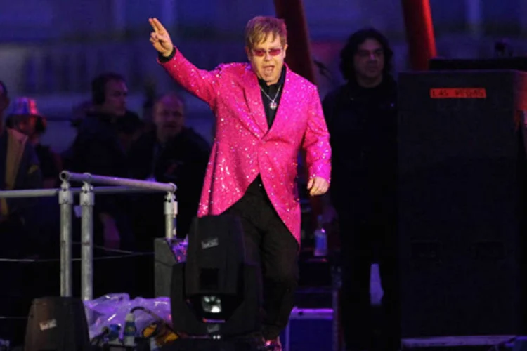 
	Elton John em apresenta&ccedil;&atilde;o: cantor e seu parceiro David Furnish confirmaram a not&iacute;cia em um pequeno comunicado no site oficial de John
 (Dan Kitwood/Getty Images)