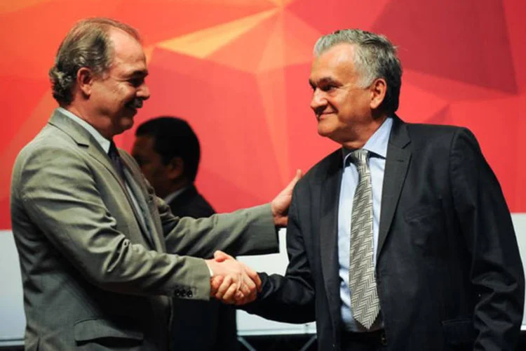 
	Ministro-chefe da Casa Civil, Aloizio Mercadante, e o novo ministro da Cultura, Juca Ferreira, durante solenidade de transmiss&atilde;o de cargo, em Bras&iacute;lia
 (Elza Fiúza/ABr)