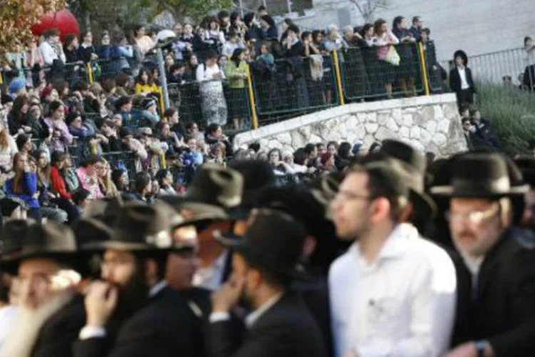 Judeus ultra-ortodoxos observam o trabalho da polícia após ataque contra sinagoga em Jerusalém (Jack Guez/AFP)