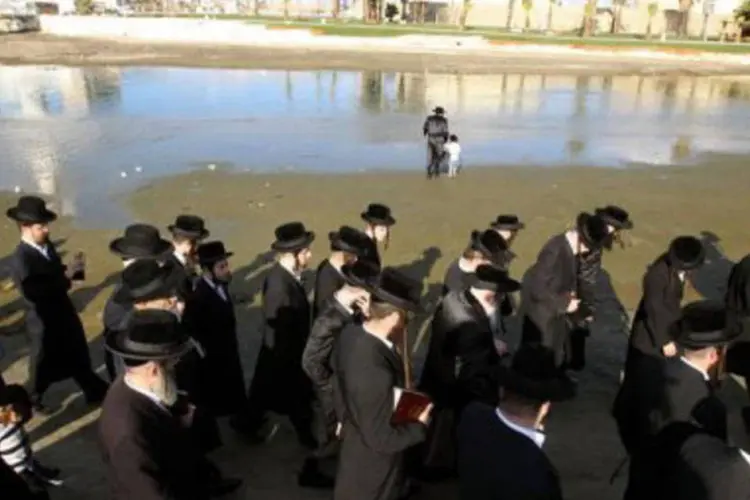 
	Judeus durante o ritual, antes do Yom Kippur: fechamento, que deve durar 36 horas, come&ccedil;a nesta tarde at&eacute; a meia-noite de quarta-feira
 (Jack Guez/AFP)