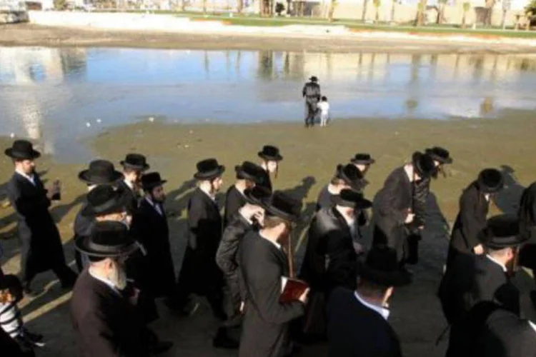 
	Judeus durante o ritual, antes do Yom Kippur: fechamento, que deve durar 36 horas, come&ccedil;a nesta tarde at&eacute; a meia-noite de quarta-feira
 (Jack Guez/AFP)