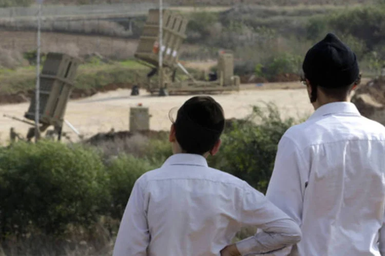 
	Preocupado com a deteriora&ccedil;&atilde;o da seguran&ccedil;a em todas as frentes com Gaza, L&iacute;bano e S&iacute;ria, e o confronto com Ir&atilde;, pa&iacute;s tem acelerado o trabalho em seus escudos de m&iacute;sseis
 (Baz Ratner/Reuters)