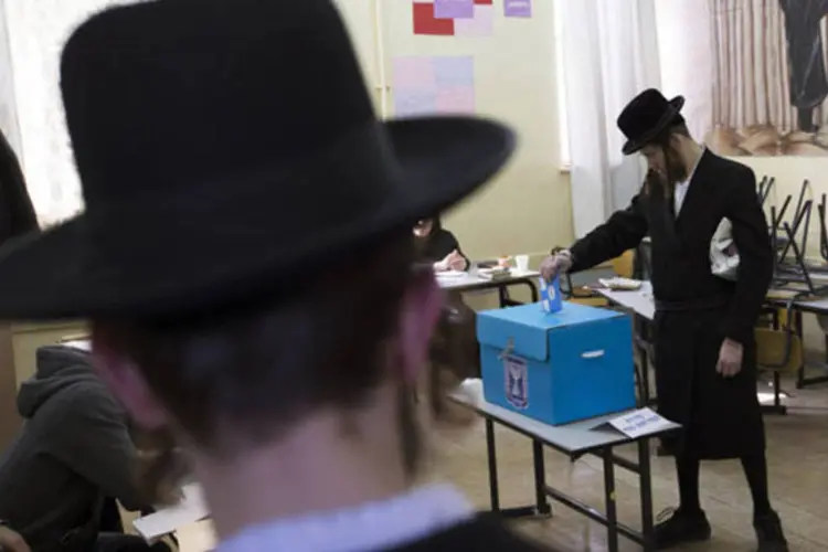 
	Judeus ultra-ortodoxos votam em Israel: a medida prev&ecirc; a aplica&ccedil;&atilde;o de san&ccedil;&otilde;es legais aos ultra-ortodoxos que n&atilde;o se apresentem ao servi&ccedil;o militar
 (Ronen Zvulun/Reuters)