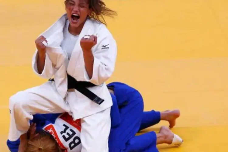 A judoca brasileira Sarah Menezes comemora vitória contra a belga Charline van Snick, nas Olimpíadas de Londres, em 2012 (Darren Staples/Reuters)