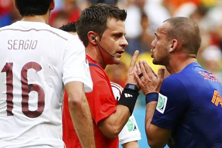 Nicola Rizzoli conversa com Sneijder durante partida da primeira fase da Copa do Mundo, em Salvador (Michael Dalder/Reuters)