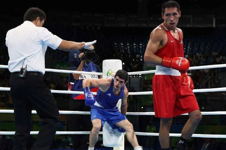 
	Alimkhanuly, do Cazaquist&atilde;o, luta contra Shakhsuvarly, do Azerbaij&atilde;o: juiz brasileiro foi destaque
 (Julian Finney/Getty Images)