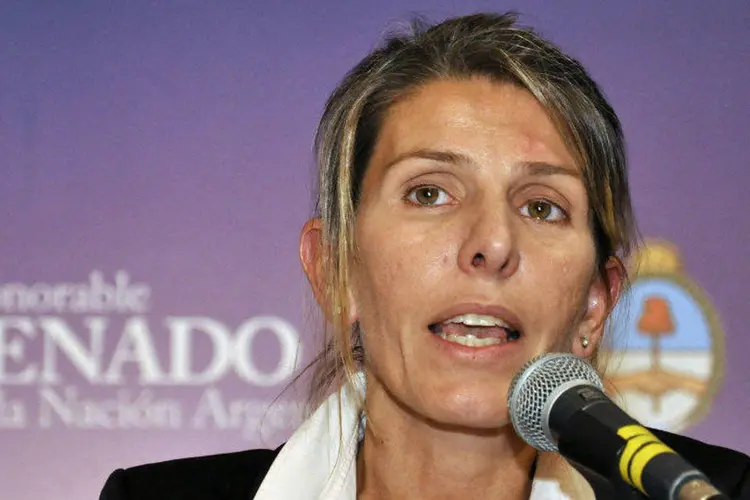 Juíza Sandra Arroyo Salgado, ex-mulher do promotor morto Alberto Nisman, fala a um grupo de senadores (Matia Lynch/Reuters)