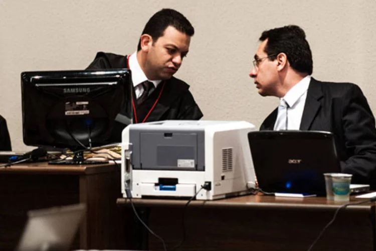 Julgamento de policias acusados de envolvimento no massacre do Carandiru: o único envolvido cujo julgamento chegou ao final, coronel Ubiratan Guimarães, foi inocentado pelo Tribunal de Justiça de São Paulo em fevereiro de 2006. (Marcelo Camargo/ABr)