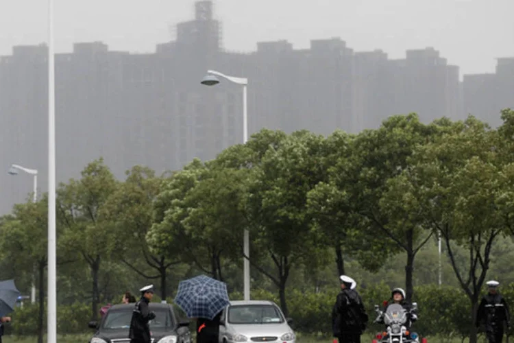 Seguranças trabalham no prédio onde acontece o julgamento do escândalo de Bo Xilai: quatro ex-dirigentes de polícia sentam, hoje, no banco dos réus (Lintao Zhang/Getty Images)