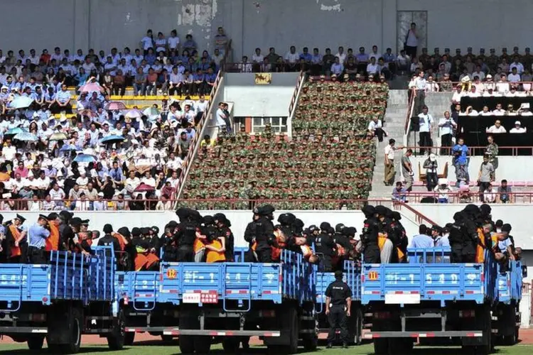 Julgamento em estádio chinês: este tipo de espetáculo  só exacerbará tensões, diz ONG (Reuters)