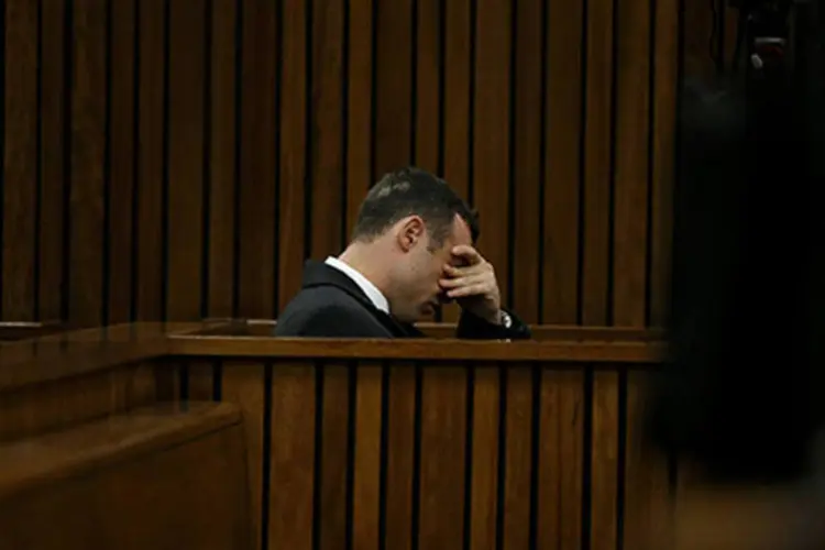 
	Atleta paral&iacute;mpico Oscar Pistorius durante o julgamento: defesa tem procurado acusar a pol&iacute;cia de ter feito um mau trabalho na coleta de evid&ecirc;ncias
 (Siphiwe Sibeko/Reuters)