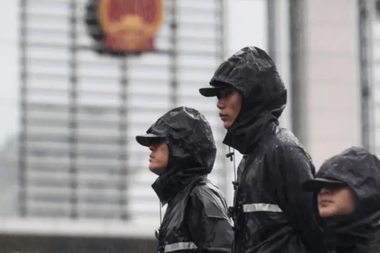 Oficiais fazem a segurança do local onde aconteceu o julgamento de Gu Kailai: veredicto ainda não foi anunciado (Lintao Zhang/Getty Images)