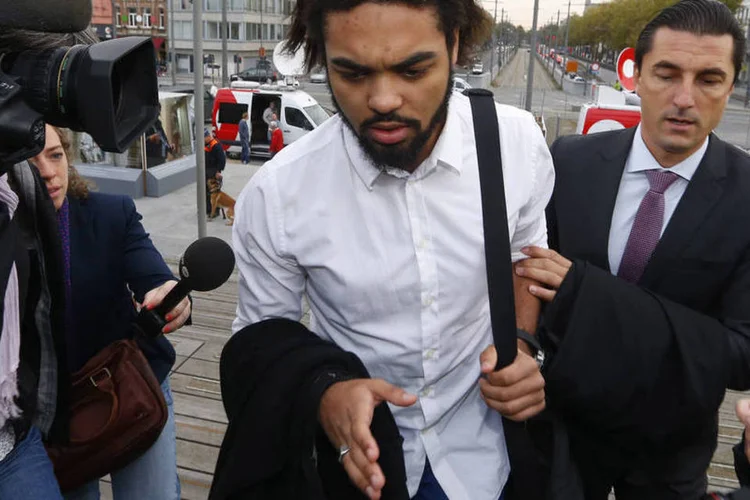 Jejoen Bontinck, que é suspeito de fazer parte do grupo "Sharia4Belgium", chega para o julgamento do grupo em Antuérpia, na Bélgica (Yves Herman/Reuters)