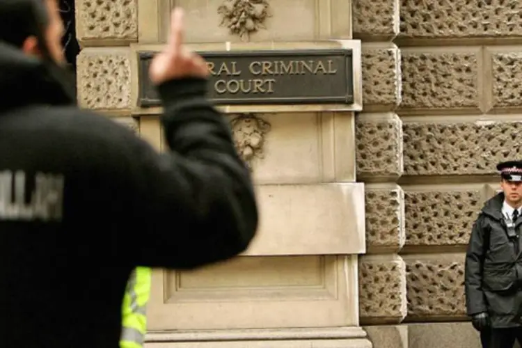 
	Julgamento do cl&eacute;rigo radical isl&acirc;mico Abu Hamza, em Londres: o cl&eacute;rigo foi enviado aos Estados Unidos junto com outros quatro homens acusados de terrorismo
 (Getty Images)