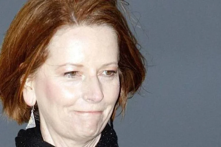 Na paródia, Gillard aparece com seu companheiro deitada e nua sob a bandeira australiana após ter feito sexo (Stefan Postles/Getty Images)