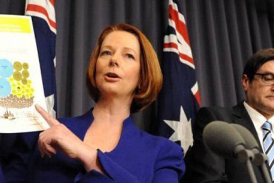 
	Primeira-ministra australiana, Julia Gillard, e ministro para as Mudan&ccedil;as Clim&aacute;ticas, Greg Combet
 (Torsten Blackwood/AFP)