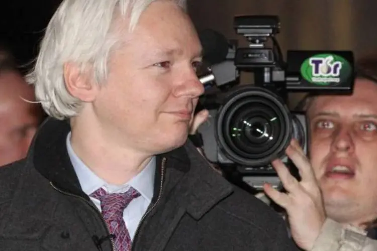 
	Assange: apesar da concess&atilde;o de asilo pol&iacute;tico pelo Equador, o Reino Unido se negou a permitir a sa&iacute;da do fundador do WikiLeaks do pa&iacute;s e promete extradit&aacute;-lo a Su&eacute;cia
 (Oli Scarff/Getty Images)
