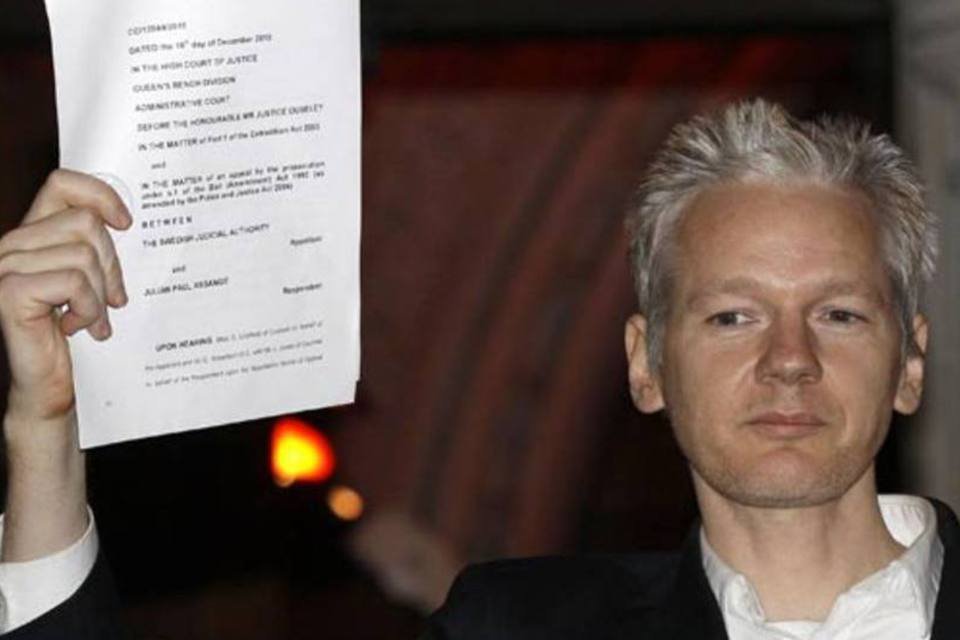 Julian Assange, o fundador do WikiLeaks, ao ser liberado da prisão em Londres (Getty Images)