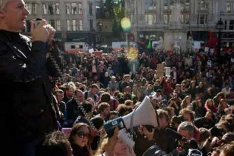 Assange discursa para manifestantes em Londres (Leon Neal/AFP)