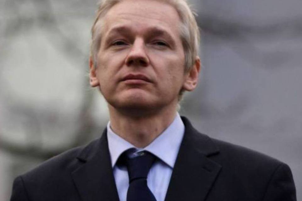 Assange rejeita se entregar à polícia e permanece no Equador