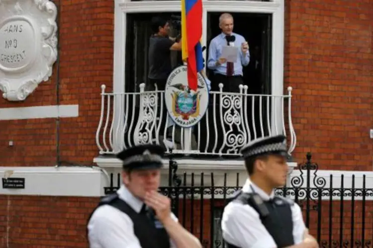 
	Julian Assange, fundador do WikiLeaks, falando na sacada da embaixada do Equador, em Londres: Estados Unidos e Canad&aacute; manifestaram obje&ccedil;&otilde;es &agrave; resolu&ccedil;&atilde;o
 (Chris Helgren/Reuters)