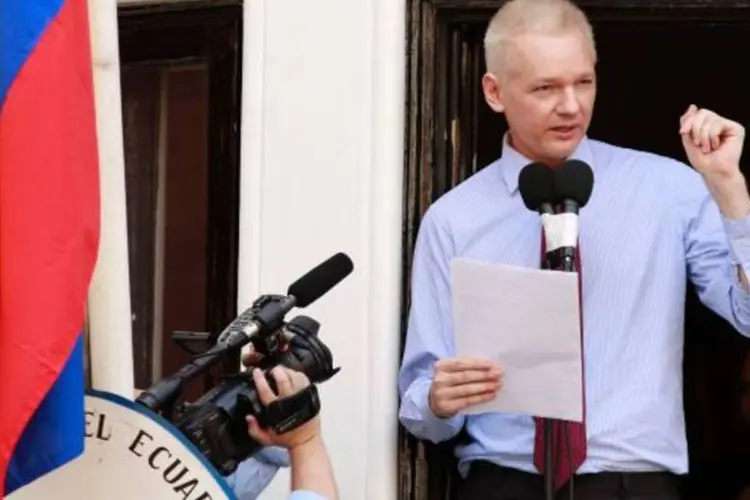 
	Julian Assange, fundador do WikiLeaks, falando na sacada da embaixada do Equador, em Londres
 (Olivia Harris/Reuters)