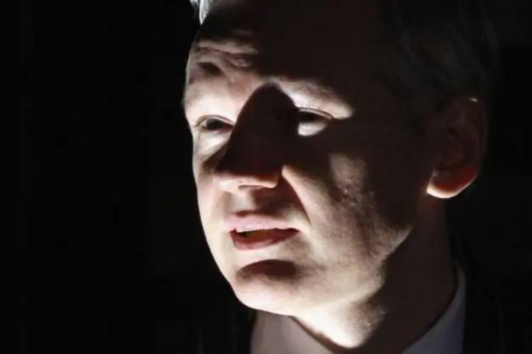 Julian Assange, fundador do Wikileaks, no escuro (Oli Scarff/Getty Images)