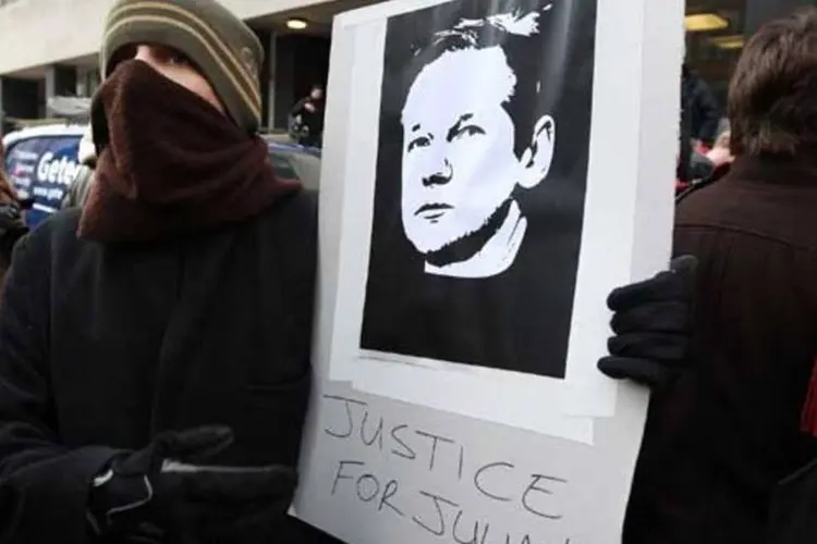 Ativistas ao redor do globo têm atacado organizações consideradas inimigas do WikiLeaks (Peter Macdiarmid/GETTY IMAGES)