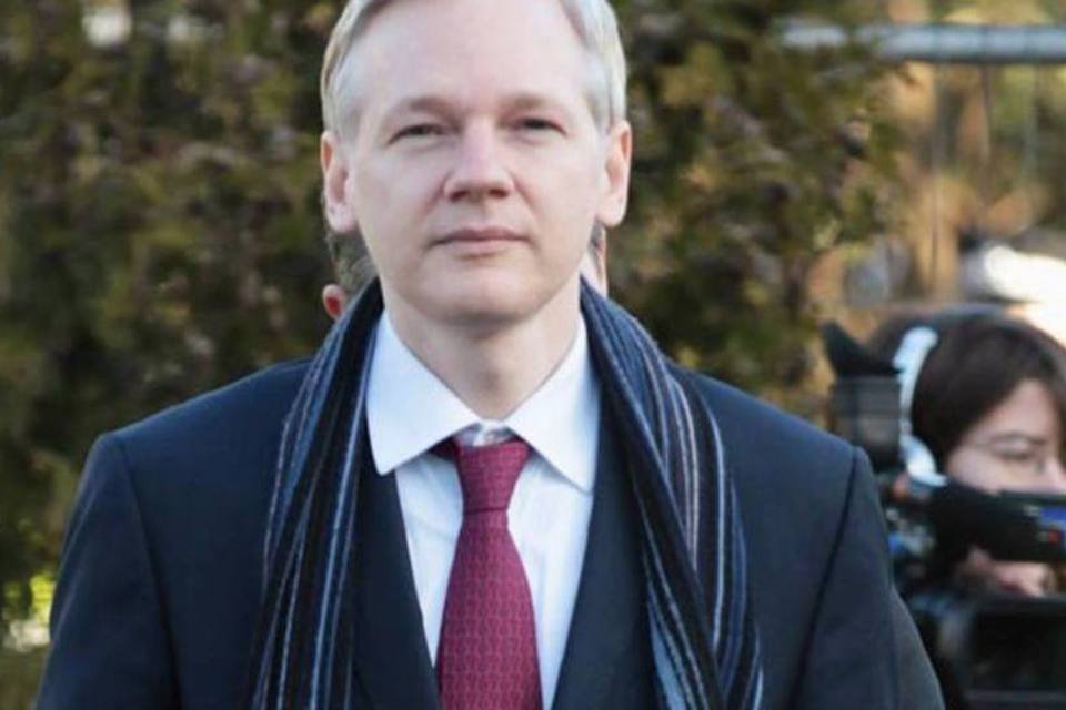 Assange comparece ao 2º dia de audiência de extradição