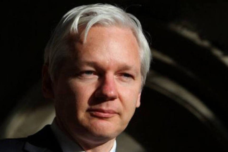 Equador avalia pedido de asilo a Assange, afirma Patiño