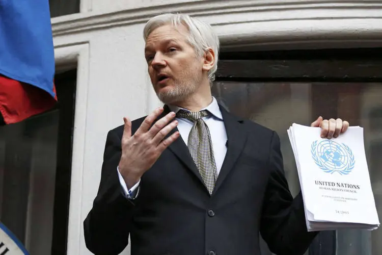 
	Julian Assange: &quot;Que momento doce. Esta &eacute; uma vit&oacute;ria ineg&aacute;vel&quot;, declarou Assange, que apareceu em poucas ocasi&otilde;es no balc&atilde;o
 (Peter Nicholls / Reuters)