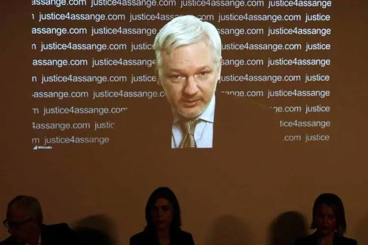 
	Julian Assange em v&iacute;deo confer&ecirc;ncia: &quot;n&oacute;s tivemos hoje uma vit&oacute;ria realmente significativa que trouxe um sorriso ao meu rosto&quot;
 (REUTERS/Neil Hall)