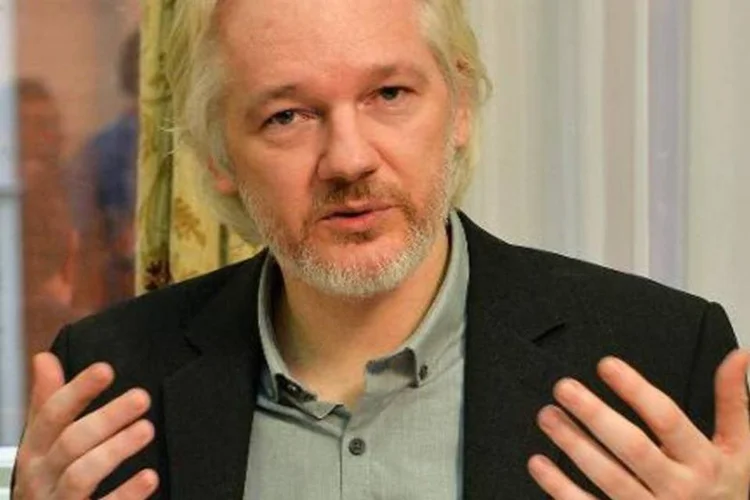 Fundador do WikiLeaks, Julian Assange, durante coletiva de imprensa na emabaixada do Equador em Londres (John Stillwell/AFP)