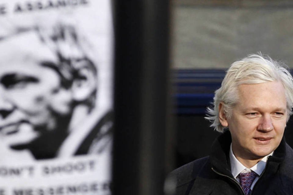 Reino Unido quer retomar contatos com Equador sobre Assange