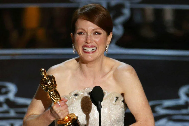 Julianne Moore recebe o Oscar de melhor atriz por “Para Sempre Alice”  (Mike Blake/Reuters)
