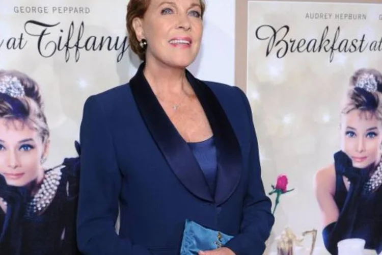 A atriz Julie Andrews promoveu um dos filmes mais populares de todos os tempos, protagonizado por Audrey Hepburn e George Peppard (Larry Busacca/Getty Images)