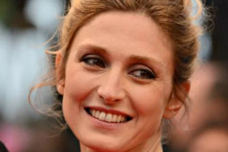 A atriz francesa Julie Gayet: atriz apresentou queixa contra fotógrafos por "colocarem em risco a vida de terceiros" (Anne-Christine Poujoulat/AFP)