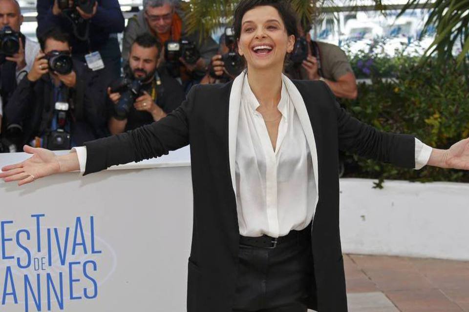 Juliette Binoche mostra que rugas são adicionais em Cannes