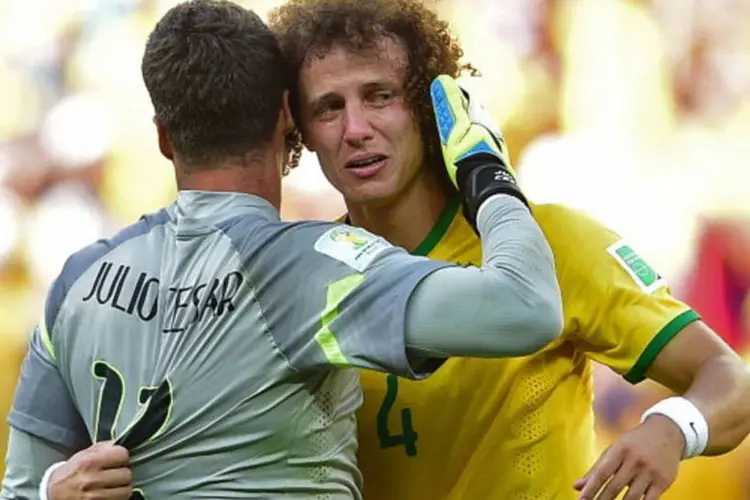 
	O goleiro J&uacute;lio C&eacute;sar e o zagueiro David Luiz se abra&ccedil;am ap&oacute;s a vit&oacute;ria contra o Chile
 (AFP/Getty Images)