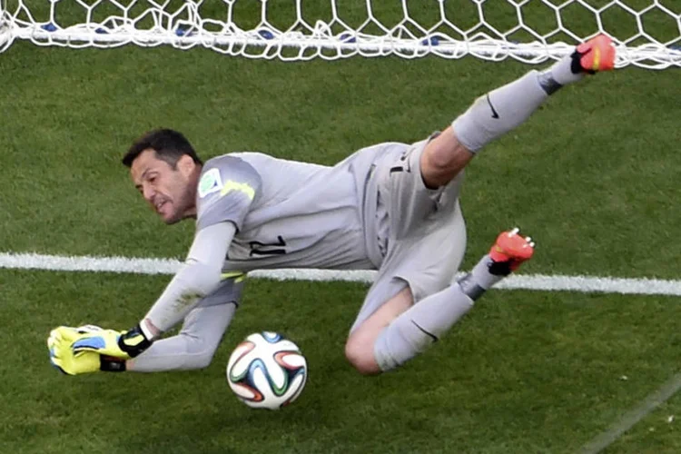 O goleiro da seleção brasileira, Júlio César, defende pênalti em partida contra o Chile (REUTERS/Francois Xavier Marit/Pool)