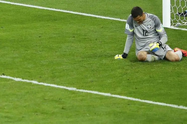 
	Julio Cesar lamenta ap&oacute;s gol do alem&atilde;o Andre Schuerrle em jogo da semifinal contra a Alemanha
 (Reuters/Leonhard Foeger)