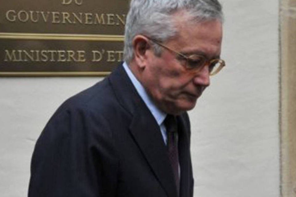 Grécia deveria permanecer na zona do euro, diz Juncker