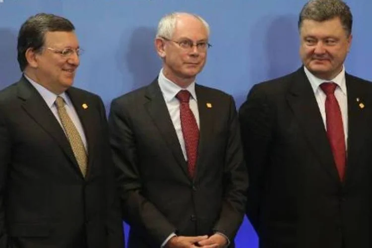 Nomeação de Juncker: O presidente do Conselho Europeu, Van Rompuy (c), anunciou a decisão em sua conta no Twitter (Olivier Hoslet/AFP)