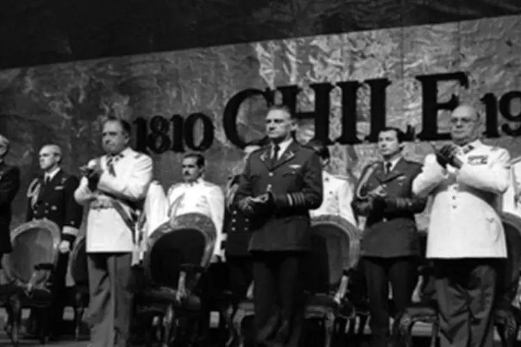 
	Junta Militar do Chile durante ditadura de Augusto Pinochet: segundo as fontes, a solicita&ccedil;&atilde;o de extradi&ccedil;&atilde;o deve ser tramitada atrav&eacute;s do Minist&eacute;rio das Rela&ccedil;&otilde;es Exteriores
 (Biblioteca del Congreso Nacional de Chile/ Wikimedia Commons/Reprodução)