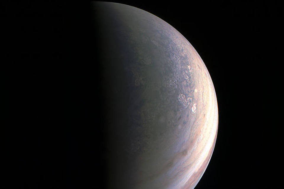 Nasa publica imagens inéditas dos polos de Júpiter