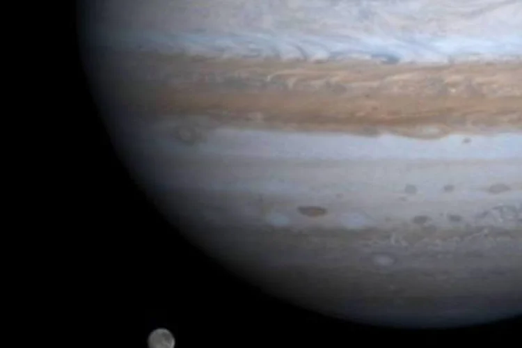 Jupiter e um dos seus satélites (Nasa/Divulgação)