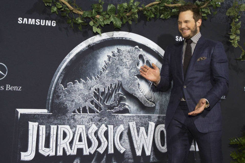 Jurassic World segue no topo das bilheterias dos EUA